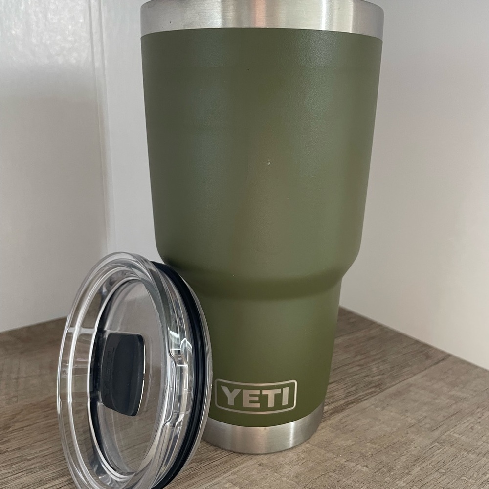 YETI Rambler 30 oz Stainless Steel Vacuum Insulated Tumbler w/MagSlider Lid